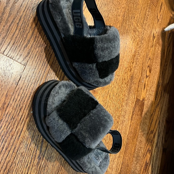 UGG Disco Checker Slide Black Dark Grey Fur Slippers Womens - Picture 2 of 6